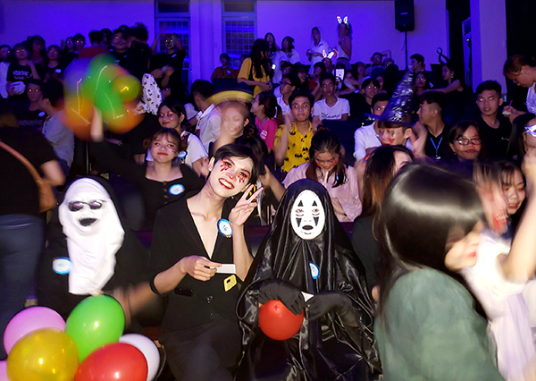 Ấn tượng đêm hóa trang Halloween của sinh viên Khoa Sư phạm Ngoại Ngữ