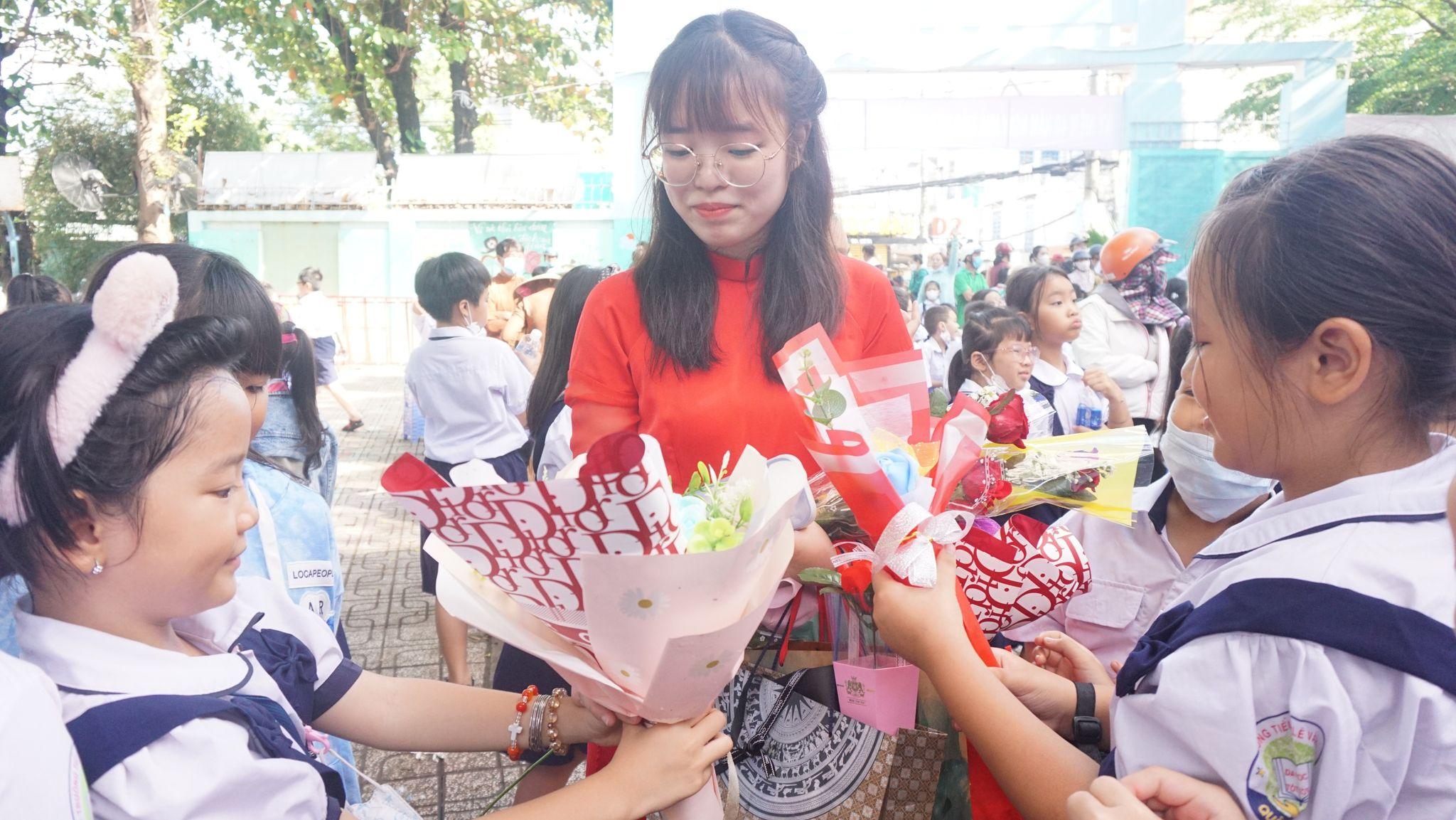 Món quà thầy cô muốn nhận vào ngày nhà giáo là gì? | Báo Pháp Luật TP. Hồ Chí Minh
