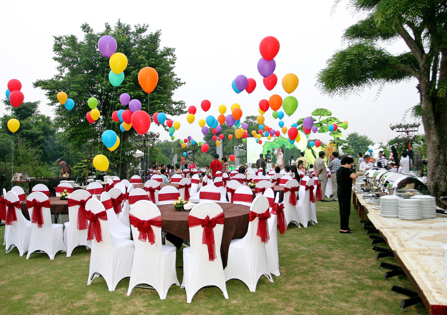 Thiết kế sân khấu tiệc cưới ngoài trời - Công ty tổ chức sự kiện Ngàn Thông