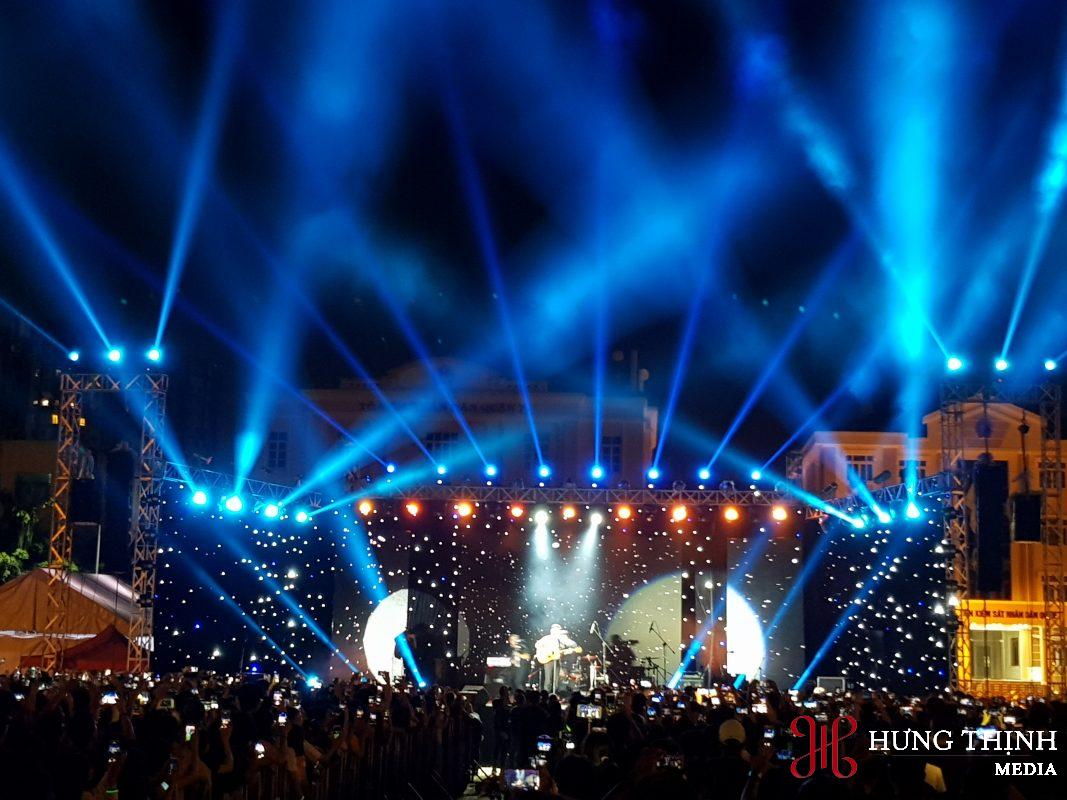 Trang trí sân khấu sự kiện ngoài trời Show âm nhạc chuyên nghiệp do Sự kiện Hưng Thịnh thiết kế và thi công