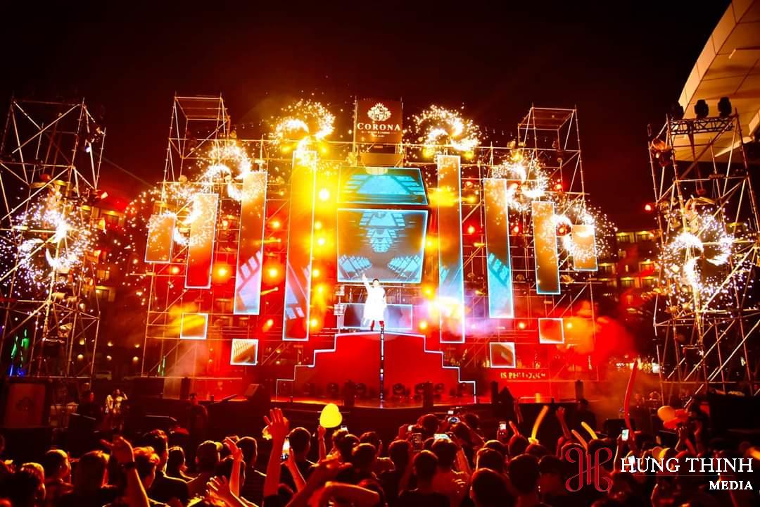 Trang trí sân khấu sự kiện ngoài trời Show âm nhạc do Sự kiện Hưng Thịnh thiết kế và thi công