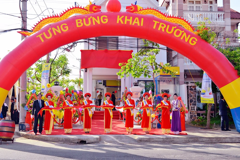 Màn cắt băng khánh thành ấn tượng, đánh dấu sự khởi đầu thành công của nhà hàng.