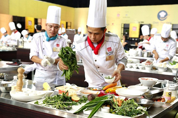 Các món ăn đặc sắc được chuẩn bị chu đáo trong tiệc khai trương, thu hút sự chú ý của khách mời.