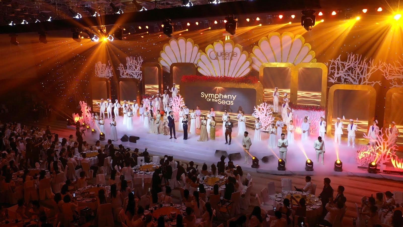 Sân khấu sự kiện ngoài trời của show “Symphony of the Seas” do Sự kiện Hưng Thịnh thiết kế và thi công