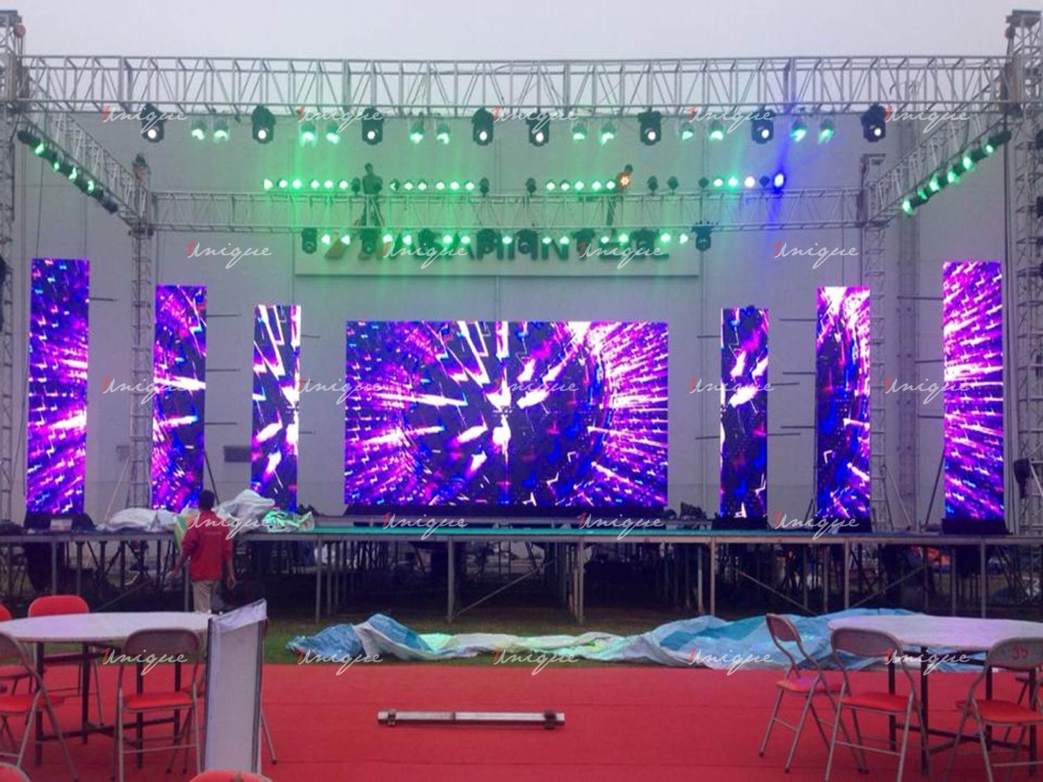 Trang trí sân khấu sự kiện ngoài trời với ánh sáng LED rực rỡ, tạo không gian ấn tượng cho khán giả.