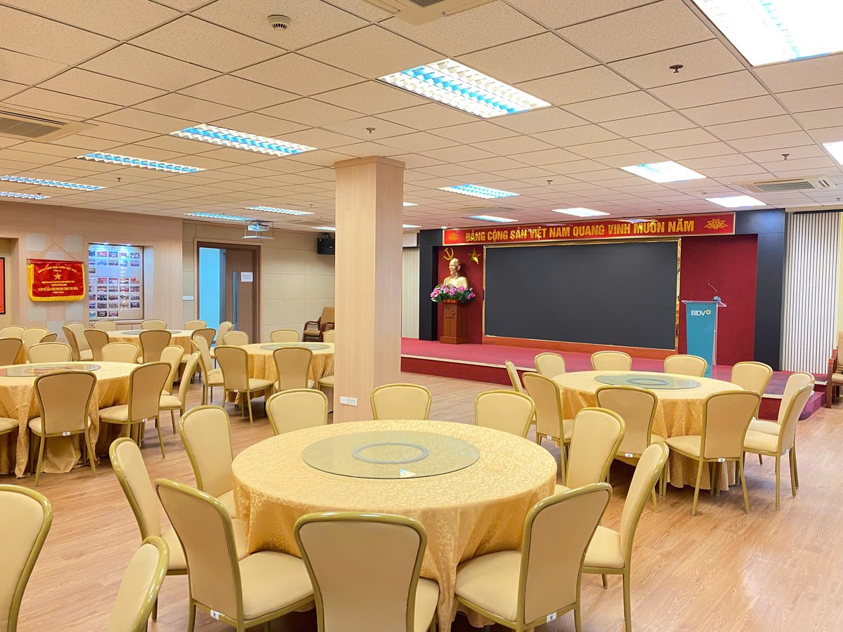 Hội trường kê bàn tròn phủ khăn vàng cho tiệc và hội nghị do Hưng Thịnh setup