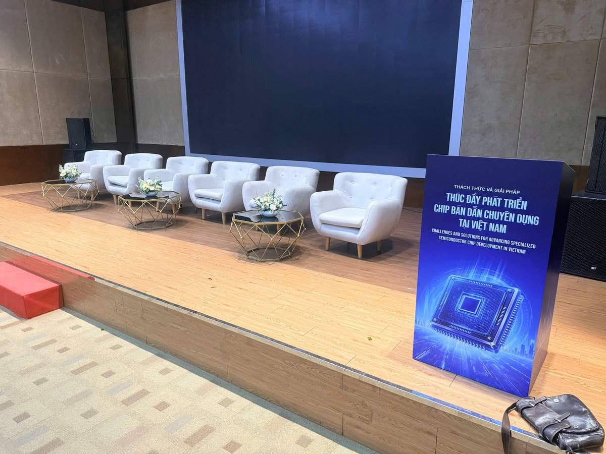 Sân khấu talkshow kê ghế sofa cho diễn giả trước màn hình LED