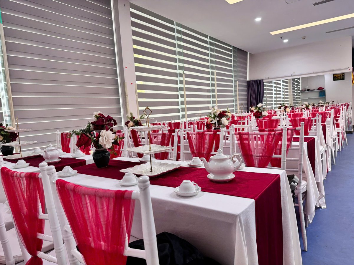 Bàn dài phủ khăn đỏ kê ghế Tiffany trắng trong sự kiện do Hưng Thịnh setup