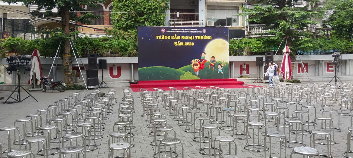 Sân khấu ngoài trời và ghế kê hàng cho khán giả trong một sự kiện của Hưng Thịnh