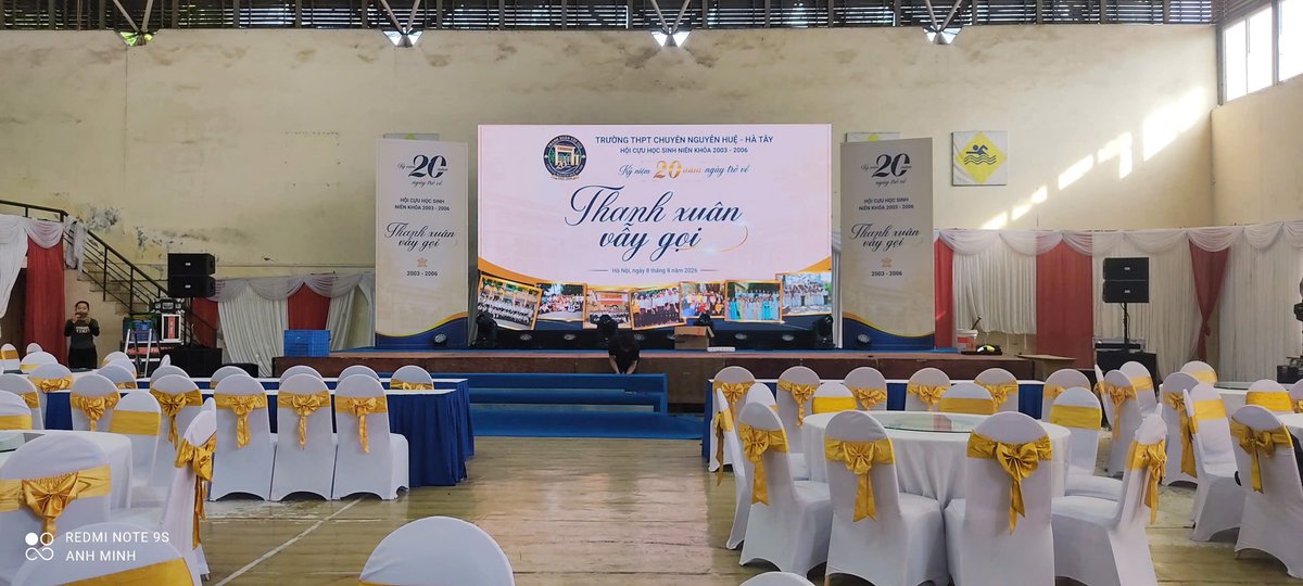 Hội trường cho thuê bàn ghế hội nghị kê ghế banquet bọc áo nơ vàng